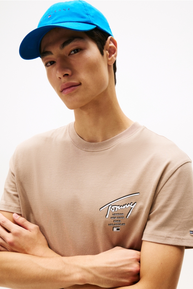 TJM REG SIGN CITY TEE EXT DM0DM22120 AFE COASTAL TAUPE